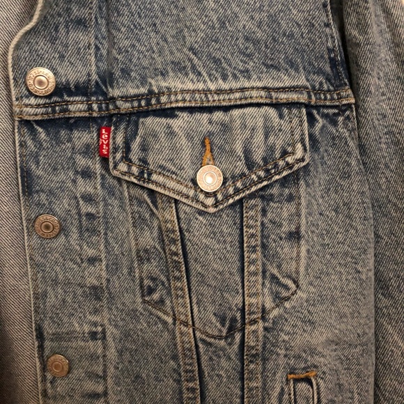 Levi’s Women’s Ex-Boyfriend Trucker Jacket - Picture 11 of 15